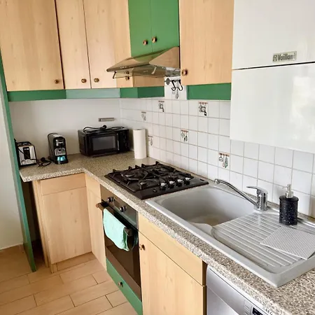 Stylish Near Airport & Train Apartament